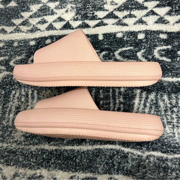 Super cute & comfy pink cloud slide sandals - Picture 2 of 3